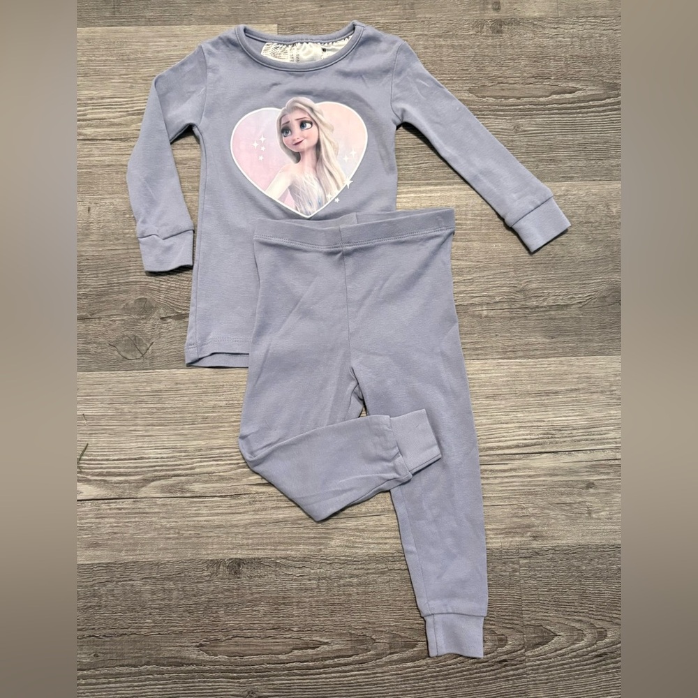 H&M Light Lavender Elsa Heart Pajama Set. 
Toddler size 2